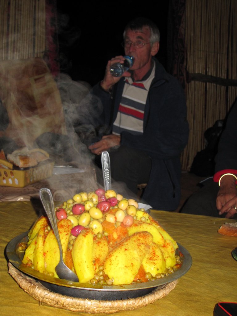 14-A very big tajine with good food.jpg - A very big tajine with good food